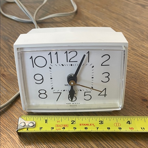 Vintage Westclox Classic White Electric Clock - Picture 2 of 7